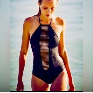 VICTORIAS SECRET BOMBSHELL SEXY ONE PIECE SWIMSUIT M